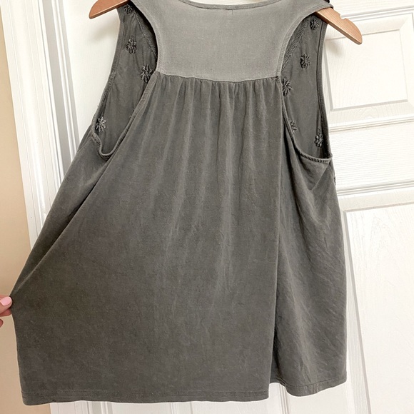 Woman’s top - Picture 2 of 2